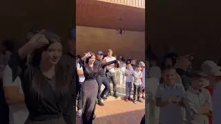 Девушка мощно танцует! 