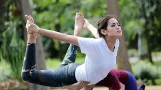 Lekuk Tubuh Jessica Iskandar Saat Lakukan Acroyoga