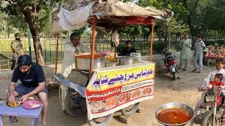PARKSIDE DESI BREAKFAST 😳 | Authentic Anda Chanay & Crispy Naan - Street Food Pakistan 🇵🇰
