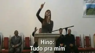Cantora Fernanda Medeiros cantando em Botucatu/SP.