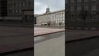 Фонтан, открытый 1 мая, уже вышел из строя и затопил центральную площадь перед мэрией нашего города.