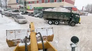 Гружу КамАЗ. Огромные глыбы снега закинул в КамАЗ.