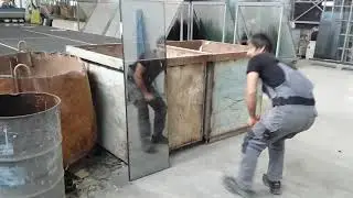 Как разбить закаленное стекло