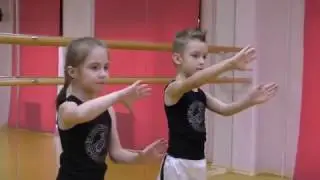 Ученики J-TOWN. Танцуют дети 7-8 лет. Урок современного танца.