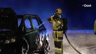 Auto vliegt tijdens het rijden in brand op N348 bij Schalkhaar