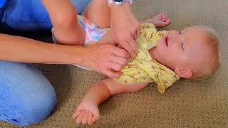 How to dress a baby / How to Put on clothes on a Newborn.  Putting on Onesie