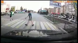 Зомби на пешеходке.