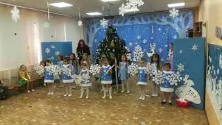 Танец вьюги со снежинками и лентами.