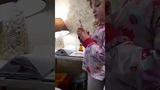 Танечка шторы красит