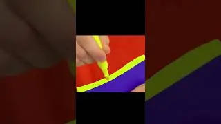 Un chico toma los marcadores de una chica sin permiso.