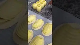 Puff pastry tongues with apples 