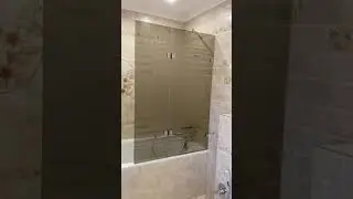 Стеклянная шторка на ванную с дверцой в цвете бронза и интим-зонированием