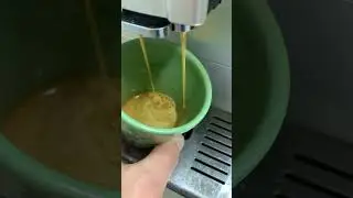 Кофемашина Delonghi Autentica настройка помола , на выходе насыщенный кофе 