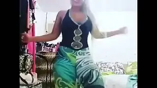 Loira gostosa dançando maluca assanhada e mostrando sua bunda grande