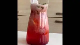 Клубничный лимонад или клубничный мохито.