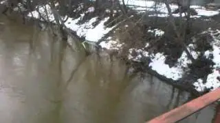 Река Лопасня, в два раза шире, чем летом.