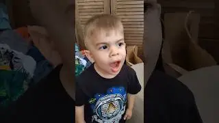 Ему 2 года и так мило поёт