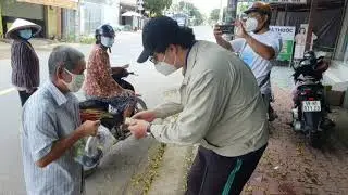 NHÓM THIỆN NGUYỆN THIỆN TÂM SEATLE TẶNG QUÀ CHO BÀ CON KHIẾM THỊ Ở H. BÌNH CHÁNH
