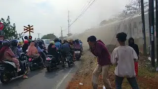 Hujan Batu Ballast & Debu..!! Kereta Api Brantas Ngebut Banter 100Kmp/j Di Perlintasan !