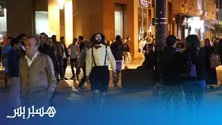 مومن.. بهلوان يعيث سخرية في شوارع البيضاء