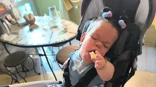 Olya is eating cookies
