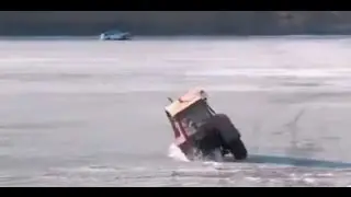 Как под лёд уходят люди и машины (видео)