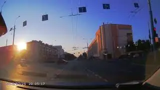 идиоты, которые поворачивают на право на красный