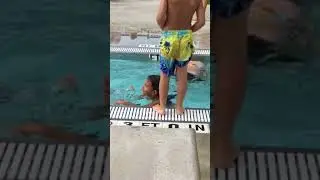 В бассейне