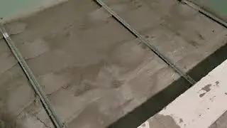 Заливка чистового слоя стяжки с уклонами в душевом поддоне из газосиликатных блоков.