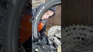 Świecą bez baterii. Jak być widocznym na rowerze w ciemności.
