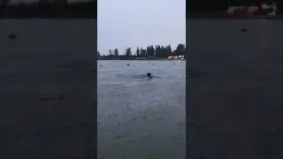 купаюсь в дождь, в озере