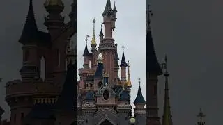 Красивый и большой парк, но от этого огромные толпы и очереди везде. #диснейлэнд #париж