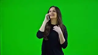 Green screen - perempuan sedang berbicara dengan handphone