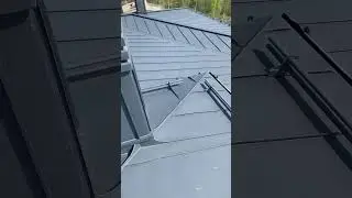 Труба на двух наклонах кровли Фальцевая кровля