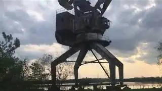 Залезли на краны в грузовом порту Припять