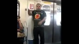 Hombre gordo se queda dormido estando de pie