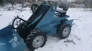 New mini-loader on hydraulic drive. Mini tractor on hydraulic drive.