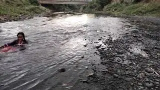 Lagi asik mandi di sungai 😀