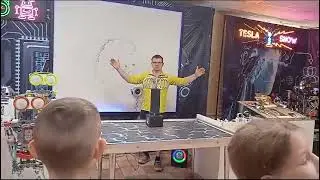 Tesla show. Выставка роботов.