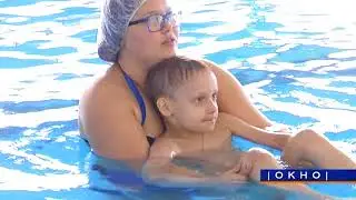 Урок плавания малышей с мамами