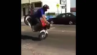 Зажал передний тормоз.(тормоз)
