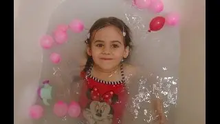 Ванна с шарами, купаемся. *** Bath ball, swimming.