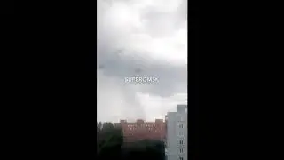 В небе над омскими Нефтяниками засняли смерч