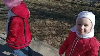 Девчонки играют,пока ждём электричку!!!!Сборы на дачу!!!))))30.03.2019