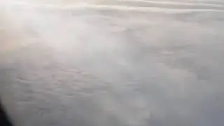 Двигатель самолета слегка коптит