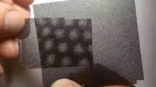 Light effect in two plastic nets ( svetelný efekt ktorý vzniká na dvoch plastových sieťkach )