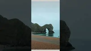 Durdle Door 🌄🇬🇧🖤 #beach #seaford #hike #waves #durdledoor #dorset #southcoast #rainyday #foryou