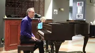 Matt Herskowitz joue le piano à l'Art-Expo au Gésu à Montréal, juin 2023.