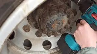Откручивание колёсных гаек на КАМАЗе