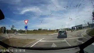 Takhle se na kruhovém objezdu opravdu nejezdí!!!